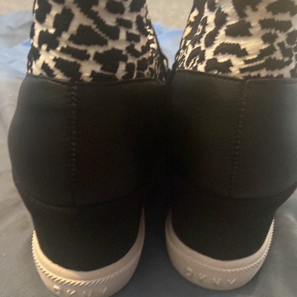 NWOT size 10 suede and stretchy DKNY sneaker booties - Picture 4 of 6